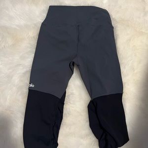 ALO YOGA leggings in charcoal/black